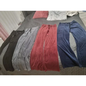 Mjukisbyxor i sammet, flera färger - Fyra par mjukisbyxor i sammet, i färgerna svart, grå, vinröd och mörkblå. Alla har breda ben, resår i midjan och snörning framtill. Perfekta för chill dagar hemma eller när du vill vara extra bekväm.