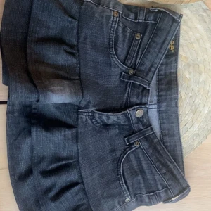 Svart jeanskjol från Lee - Snygg svart jeanskjol från Lee passar tyvärr inte mig men har bara provat den ❤️