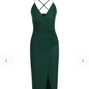 Djup v-ringning klänningar för 150kr/st! - Säljer 2 klänningar från Boohoo i både grön och svart. Kläningarna har en djup v-ringning, smala axelband som korsas i ryggen och draperad detalj i midjan. Klänningen har en hög slits framtill och är tillverkad i crepe-material som ger en lyxig känsla. Etiket finns fortfarande kvar! Nypris 350 kr, säljer de för 150kr st!