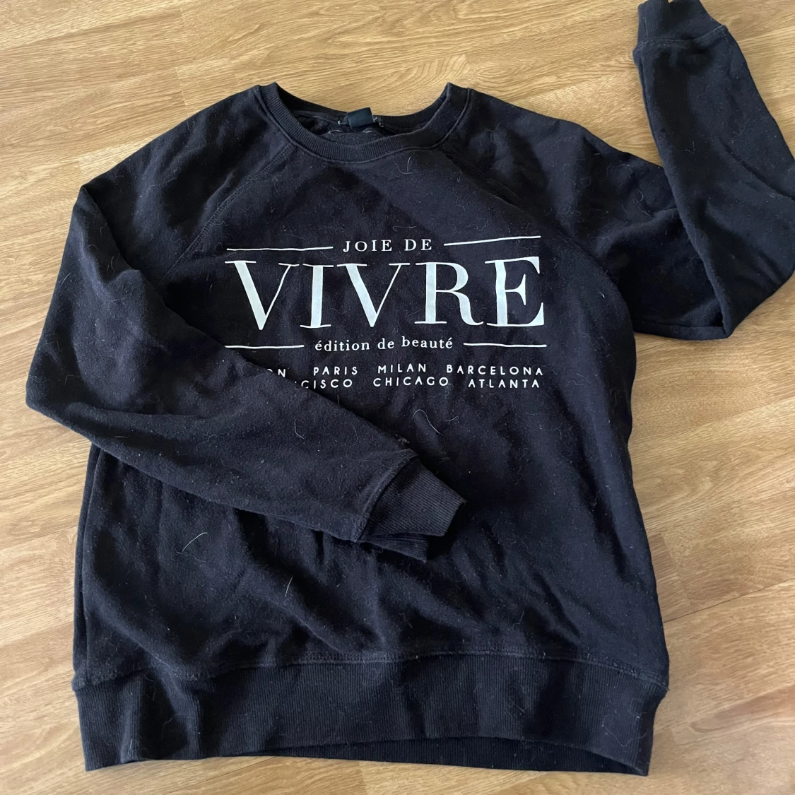 Svart sweatshirt med tryck VIVRE