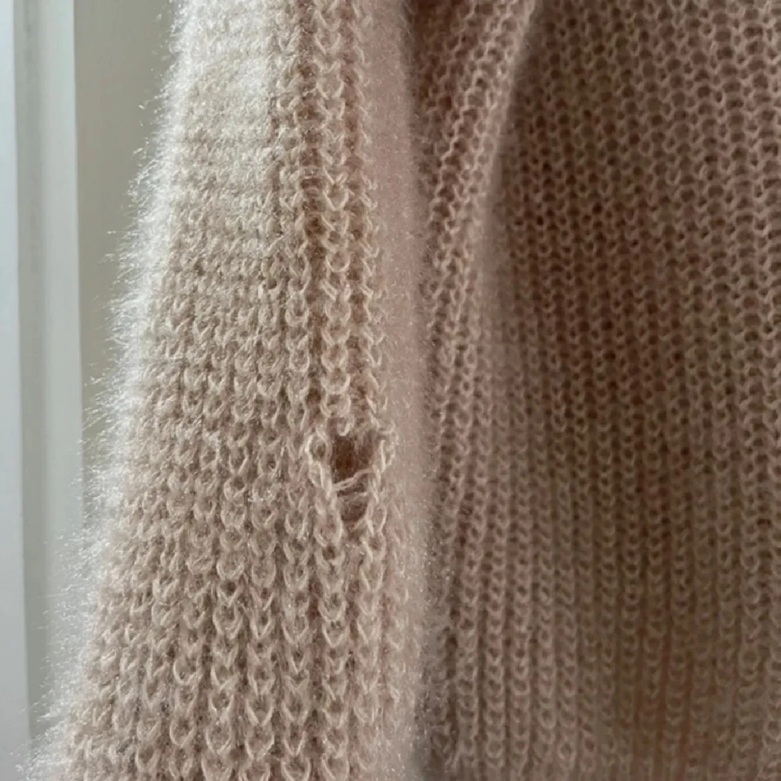 Beige stickad kofta med knappar - 1