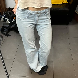 Ljusblå bootcut jeans - Fina ljusblå jeans i  low/mid rise! Väldigt bekväma men har några märken av blekning men syns inte jätte tydligt.