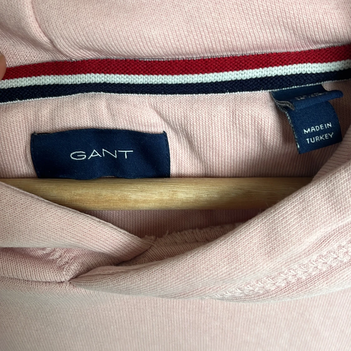 Ljusrosa hoodie från GANT med logga - 3