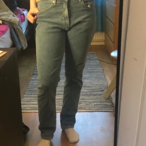 Slim fit jeans från H&M, blå - Säljer ett par klassiska blå slim fit jeans från H&M. Modellen har normal midja och raka ben med en smal passform. Jeansen är i mjukt denimtyg och passar perfekt till en avslappnad stil. Färg: mellanblå. Storlek 30/32.
