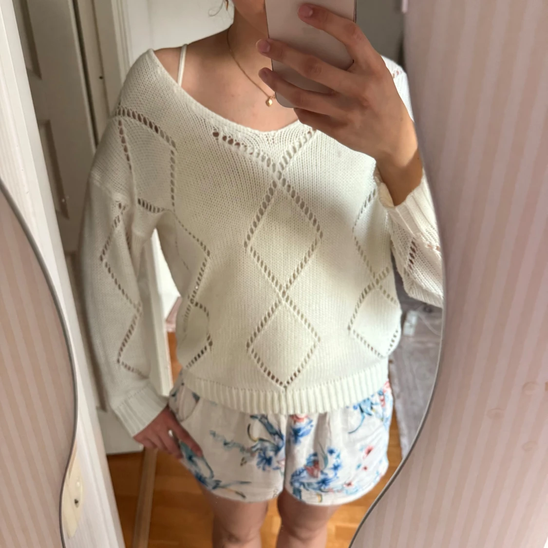 Vit stickad tröja med hålmönster