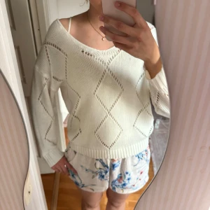 Vit stickad tröja med hålmönster - Säljer en vit stickad tröja med snyggt hålmönster i diamantform. Tröjan har v-ringning, ribbade muddar och är långärmad. Står ingen storlek men uppskattar till S💕skicket är bra!