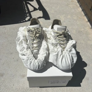Maison Margiela Gats vit/grå - Vita Maison Margiela GATs | Storlek 43 man | Skick 7,8/10 | Box & dust bags medföljer | Har kvitto | Pris 3099 kr | Fraktar samma dag | Hör av er vid fler frågor eller bilder 😄 