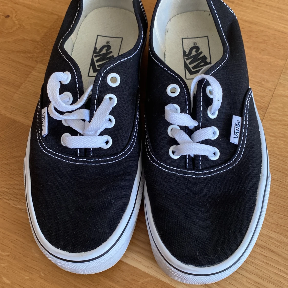 Svarta Vans sneakers med vit sula - 3
