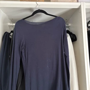 Mörkblå långärmad tröja Intimissimi - Superskön mörkblå långärmad tröja från Intimissimi i ultralätt material med kashmir. Enkel och stilren design med rund halsringning, perfekt för lager-på-lager eller som den är. Sitter snyggt och känns lyxig mot huden.