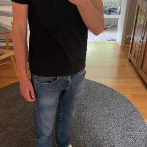Ralph Lauren t shirt - M/Svart - Riktigt fet t shirt från Ralph lauren! Den är ej använd mycket så mycket! Mycket gott skick. Perfekt nu till de varma sommardagarna men fortfarande så kan man vara stilig! 9/10 skick. Köpte den för 799 på NK för cirka 8 månader sen! Mitt pris 299. Skickas inom 24h!