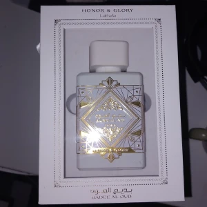 Lattafa Badee Al Oud Honor & Glory helt slut - Exklusiv parfym från Lattafa i serien Badee Al Oud Honor & Glory. Flaskan är vit med eleganta guldiga detaljer och geometriskt mönster på etiketten. Kommer i en stilren vit förpackning med fönster som visar flaskan. Perfekt för dig som gillar lyxiga dofter. Helt slut