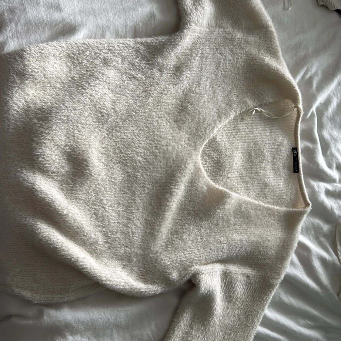 Vit stickad v-ringad tröja från Zara - 2