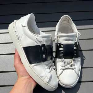 Valentino open - Snygga opens! Självklart äkta! Size 43,5 fits 44! Skick 6/10 använda. Kan gå ner i pris vid snabb affär! Hör av dig vid minsta lilla fundering 🤩