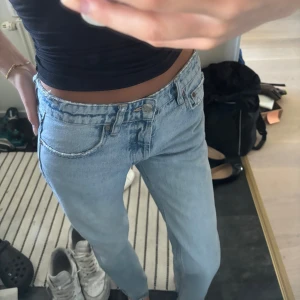 Zara jeans - Säljer dessa lågmidjade jeansen från Zara! ❣️fint skick! 