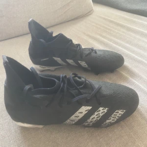 Adidas Predator Demonscale fotbollsskor - Hej, jag säljer mina mycket lite använda adidas fotbollsskor med ag dobbar, lägg prisförslag om ni tycker priset är för högt så kan det väl bli affär!