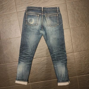 A.P.C Japanska selvedge jeans  - Säljer dessa selvedge jeans från APC. Startat som ett par raw denim och har sedan använts i flera år för att få denna sjuka fade. Lagade en gång i skrevet. Midja 31 men sitter mindre i storleken. Modell New petit standard (slim). Skriv vid minsta fundering!