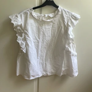 Söt topp - Fin och trendig topp ifrån hm! Strl. L men passar även mindre💞