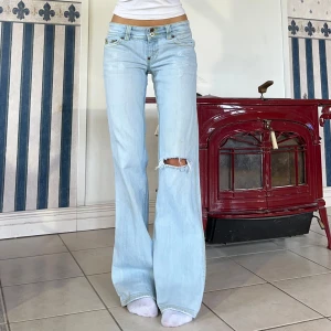Miss me jeans - Låga vintage ”Miss me” jeans med hål på knäet💕 midja 80cm & innerben 83cm💕 obs har lite svaga missfärgningar (se bilder)💕 