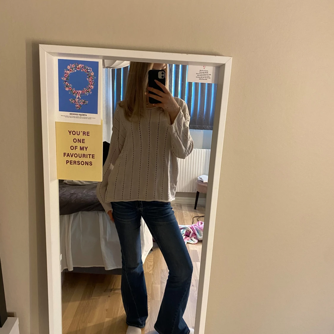 Beige stickad tröja med hålmönster - 1