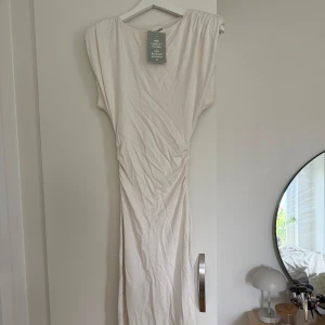 Beige långklännig HM - Jättefin helt ny beige lång klänning från HM i storlek xs🩷lapp kvar, köpt för 330kr