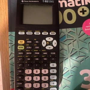 Grafräknare - Grafräknare Texas-TI 82. Har tjänat mig väl under gymnasiet och fungerar felfritt. Säljes då jag tar studenten. 