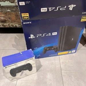 PlayStation 4 Pro - PlayStation 4 Pro är en kraftfull spelkonsol som tar ditt spelande till nästa nivå med 4K HDR-stöd. Perfekt för dig som vill ha snygg grafik och snabba prestanda. Medföljer gör även en DualShock 4-handkontroll för bästa spelupplevelse. Fungerar helt perfekt utan problem. Finns en helt ny extra kontroll med