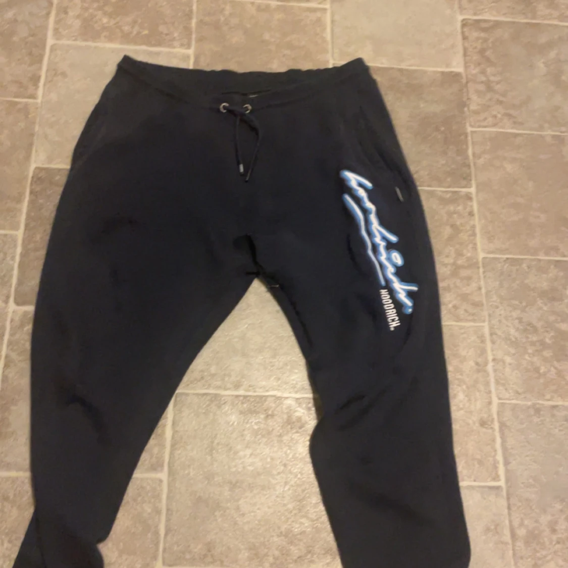 Svarta mjukisbyxor med hoodrich tryck på sidan strl Xl