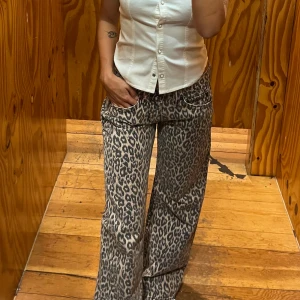 Leopardmönstrade jeans - Riktigt snygga leopardmönstrade jeans från Urban Outfitters. Modellen heter Kayla. Low waist, raka ben