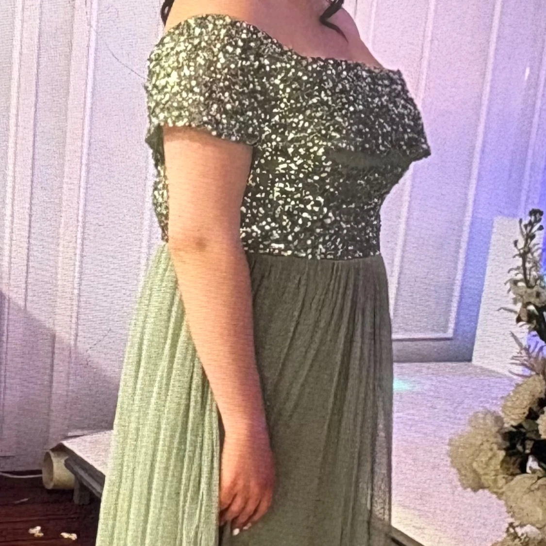 Grön glittrig långklänning med offshoulder - 2