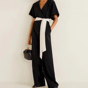 Svart byxdress/jumpsuit - Jumpsuit/byxdress från Mango. Endast använd några få gånger så i väldigt bra skick! Katt i hemmet💕