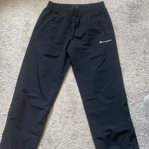 Svarta byxor från Champion - Säljer nu ett par track pants ifrån Champion. Storlek S men passar M lika bra! 