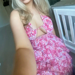 Blommig volangklänning  - Supersöt blommig klänning från SHEIN i rosa och vita toner. Klänningen har volanger, smockad överdel och halterneck med knyt. Perfekt för sommarens alla tillfällen! 💖