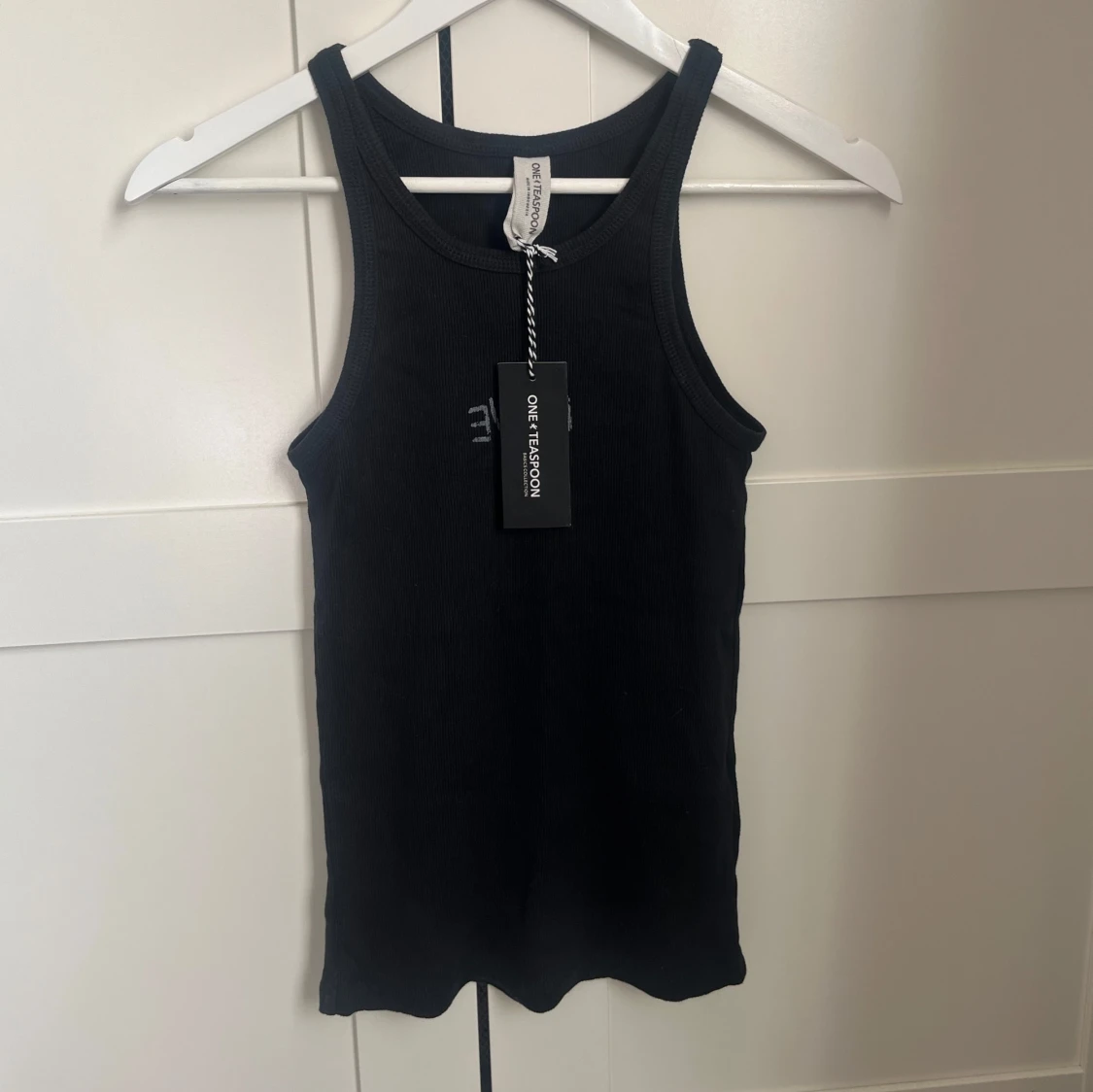 Svart ribbad linnetopp från One Teaspoon