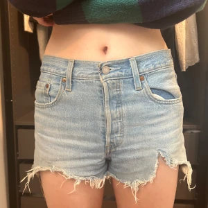 Ljusblå jeansshorts från Levi's😍 - Säljer ett par snygga ljusblå jeansshorts från Levi's - Levi’s premium. Hittar inte storleken någonstans men borde vara S❤️
