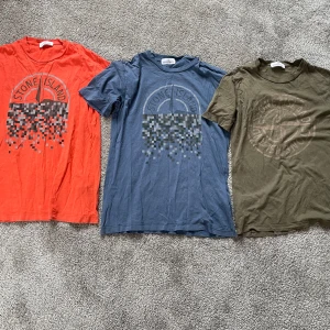 Stone Island t-shirt  - Tre snygga t-shirts från Stone Island med unikt pixelmönster på bröstet. Finns i rött, blått och olivgrönt. Säljer en för 200 tre för 500