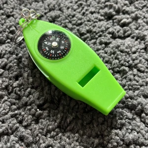 Kompass grej. - Kompass/termometer/visselpipa/keychain grej! Kompassen är lite seg men ge den bara lite tid.💕 Man får hjärtlådan på köpet!!❤️