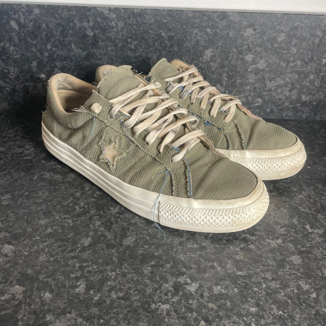 Olivgröna Converse sneakers med stjärndetalj - 1