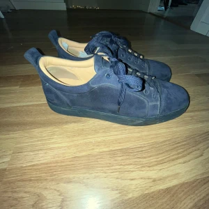 Loubs blå strl 45 - Dessa loubs i storlek 45 är en elegant och stilren accessoar för den modeintresserade. Skorna har några tecken på användning, vilket ger dem en karaktär och en unik historia. De kommer med originalskoförpackning och tillbehör, vilket gör dem till ett utmärkt köp för samlaren eller den som vill ha en touch av lyx i sin garderob. Perfekta för både formella tillfällen och festliga event! Rep