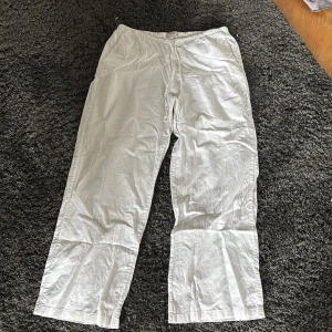 Vita linnebyxor från Gina Tricot - Säljer ett par vita linnebyxor från Gina Tricot i storlek M. Byxorna har rak passform och elastisk midja för extra komfort. Perfekta för varma dagar och har en luftig känsla tack vare linnematerialet.