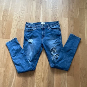 Blå jeans från Jack&Jones - Inga skador alls, skriv vid frågor/funderingar. Storlek: W32 L32