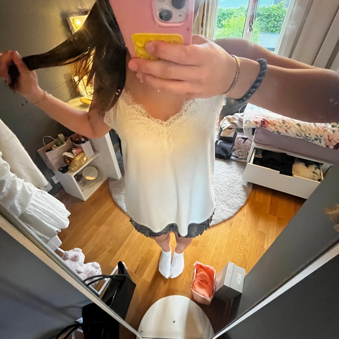 Vit linnetopp med spetsdetaljer pyamas linne - 1