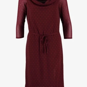 Vinröd prickig klänning från Esprit - Vinröd klänning från Esprit med små prickar, trekvartsärm och knytband i midjan.