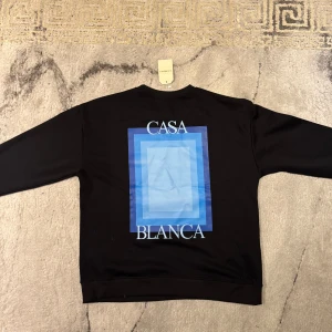 Svart sweater Casablanca - Säljer en svart sweatshirt från Casablanca köpt i Paris, säljer denna pga rensar garderoben. Helt ny fräsch med ingen användning. Nypris cirka 2000. Mitt pris 620kr. Pris kan diskuteras vid snabb affär