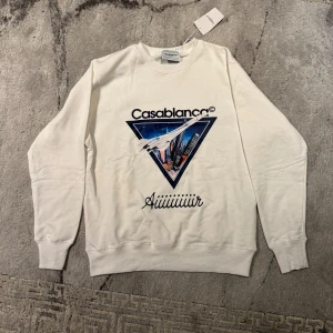 Vit sweatshirt från Casablanca - Säljer en vit sweatshirt från Casablanca aiiiiiir, pga att jag rensar garderoben. Sitter bra på stl L.  Köptes 2024 december och har ej använts. Nypris cirka 2250kr. Mitt pris 1100kr. Priset kan diskuteras vid snabb affär