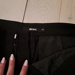 Bikbok Kostymbyxor  - Kostymbyxor ifrån bikbok, tyvärr för stora på mig🩷