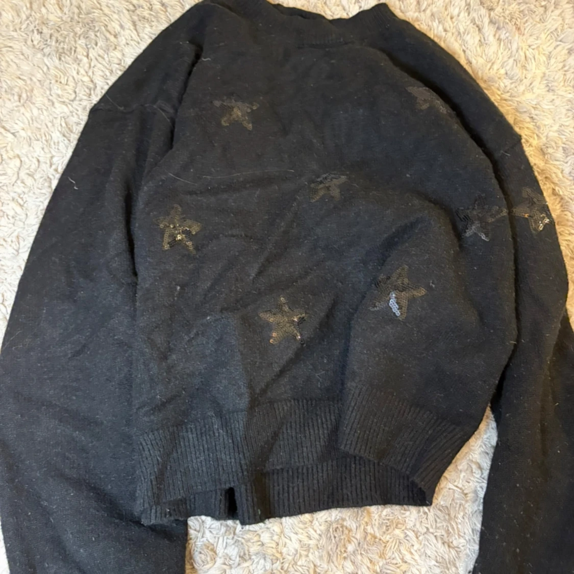 Svart stickad tröja med stjärnor