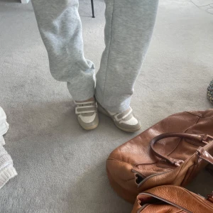 Isabel Marant liknande skor - Säljer dessa supercoola Isabel Marant liknande skorna med en liten klack. Är ganska små i storleken.
