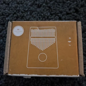Kalimba - Säljer min kalimba för att jag nästan aldrig använt den. 🥲 Köpte den ungefär 2021 med den lilla månads pengen jag fick av föreldrarna💕 Jag har möjligtvis användt den 3 gånger men lådan är lite förstörd. Original pris=250kr. Priset kan diskuteras!💕🥰 Den är köpt från MUG fast gjord av Meinl!