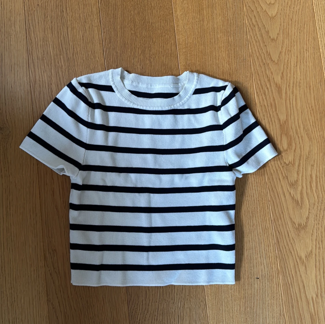 Vit och svart randig croppad topp från ZARA  - 2