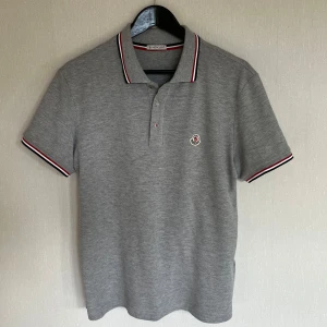 Moncler piké - Moncler piké, skick 9/10 storlek L, modellen är 184 cm lång och väger runt 80 kg.